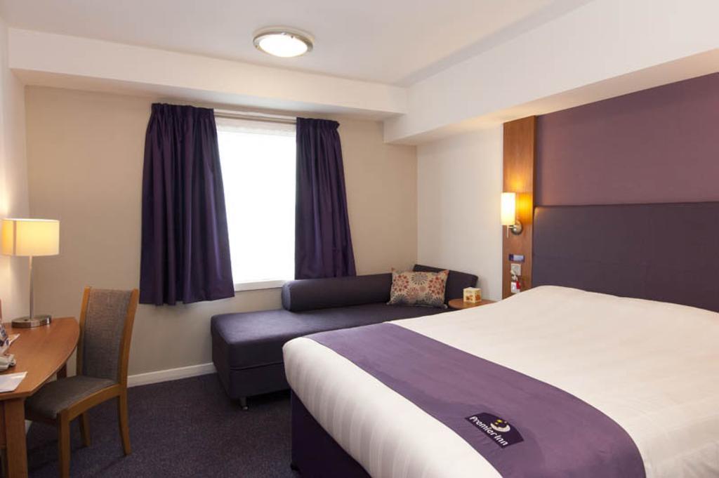 Premier Inn Cobham Exterior foto