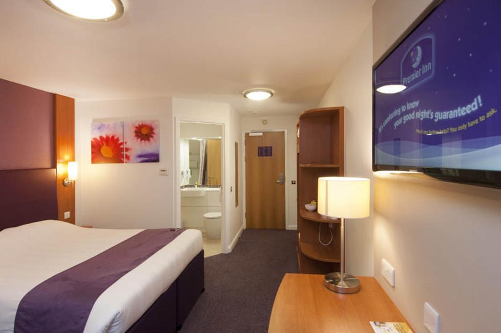 Premier Inn Cobham Exterior foto