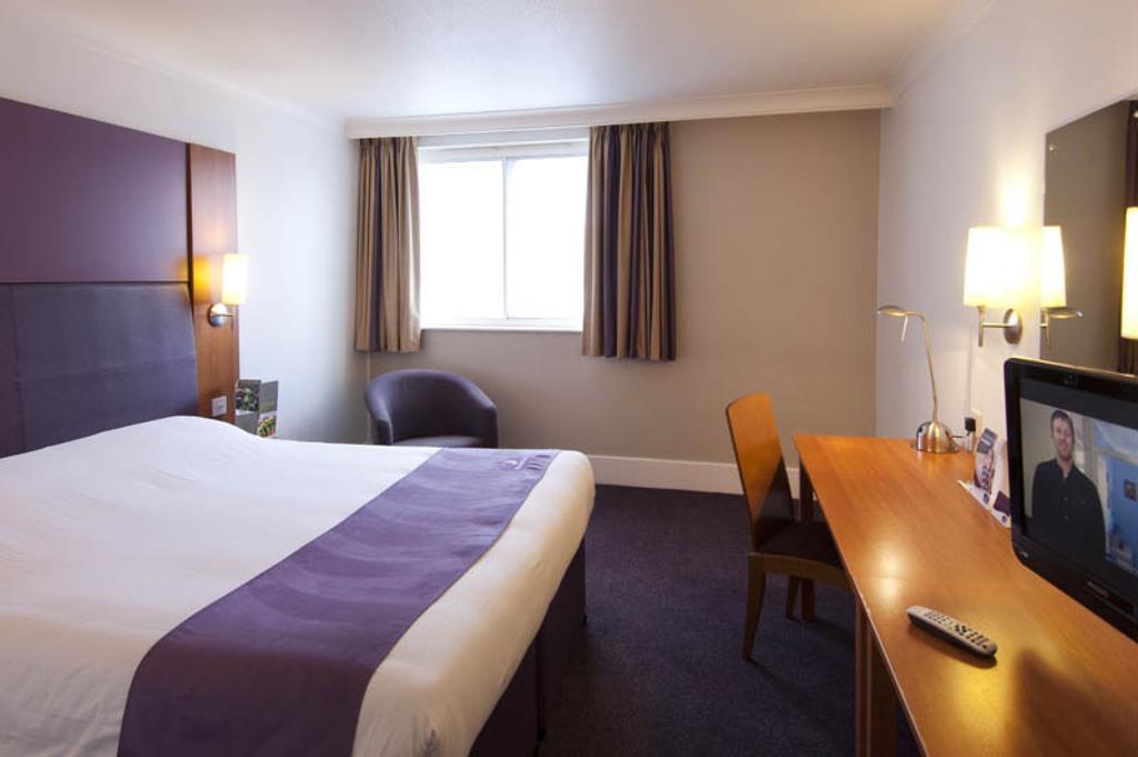 Premier Inn Cobham Exterior foto