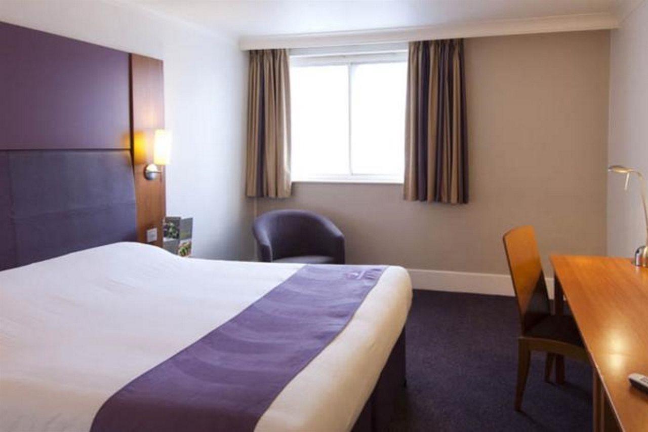 Premier Inn Cobham Exterior foto
